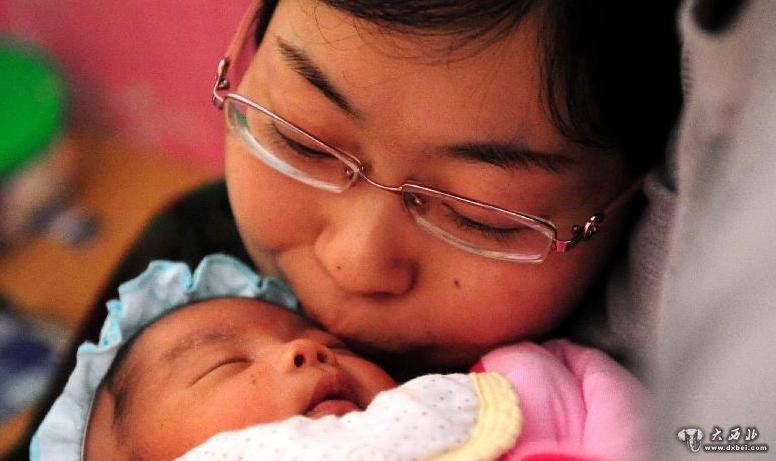 3月3日,在位于甘肃省兰州市红古区海石湾镇的家中,吕元芳轻轻的亲吻儿子启航。当日,甘肃“渐冻人”吕元芳的儿子满月了。虽然“渐冻人”从怀孕到分娩都充满了巨大的风险,但吕元芳坚持要为自己的爱情留下这个珍贵的结晶。在北京航空总医院的努力下,吕元芳于1月30日顺利产下一名男婴。医院的大夫们为孩子起了个寓意深远的小名——启航。如今,小启航已经满一个月了,身体各项生长指标均符合标准。作为母亲,吕元芳的脸上更是洋溢着幸福的笑容。“我有爱我的丈夫,现在又有了可爱的孩子,一家人在一起,我觉得我是世界上最幸福的人。” 新华社记者 张锰 摄