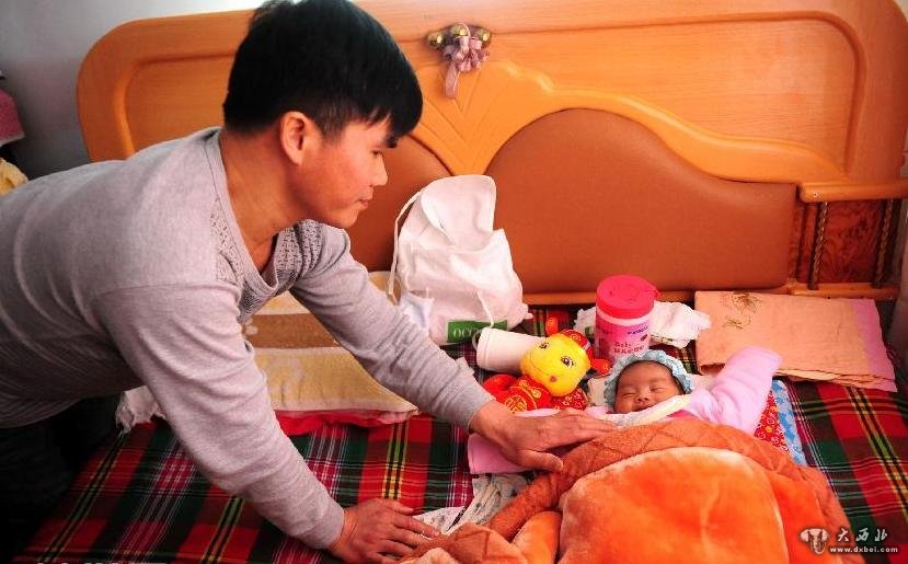 甘肃“渐冻人”吕元芳的儿子满月