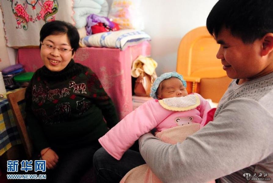 甘肃“渐冻人”吕元芳的儿子满月