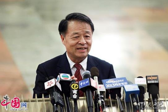 3月8日,交通运输部部长杨传堂回答记者关于大部制改革的提问。 中国网记者 杨佳摄影