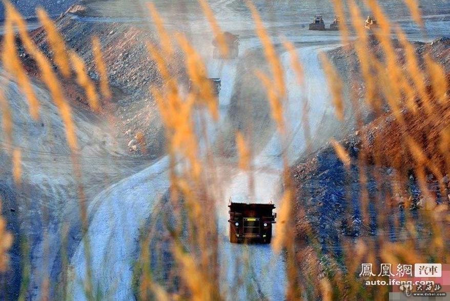 这些被誉为“矿山苦力”的载重车每辆的身价超过百万,这些车的马力超过火车头,轮胎的价格比一般的宝马轿车还高。