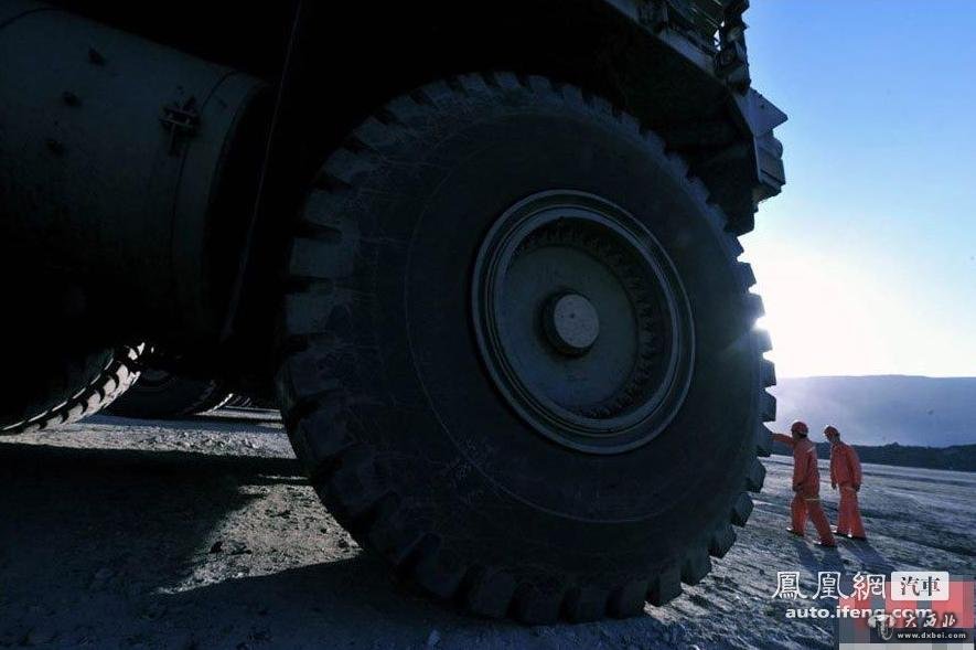 该合同包括360吨电动轮矿车37台,260吨电动轮矿车18台,合同总金额1.57亿美元,合同截至2007年9月全部执行完毕。