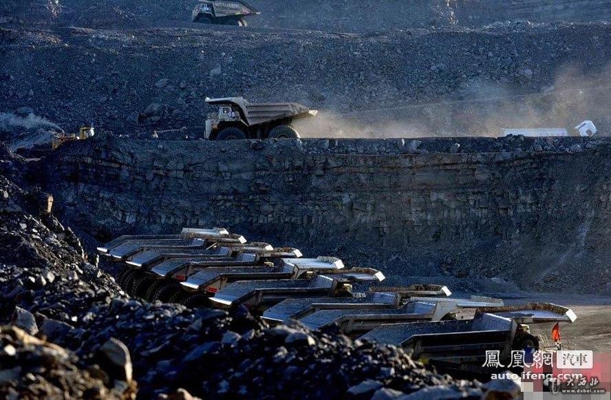 内蒙古哈尔乌素露天煤矿,一批总价1.57亿的自卸载重卡车亮相。