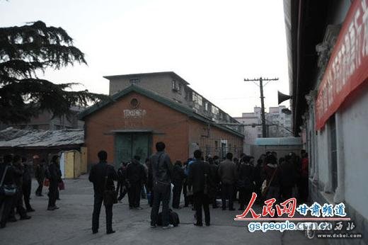 3月8日,停办客运业务前的最后一天,早上候车的旅客依然很多。站上的建筑的风格依然保持着50年代的特色。(郭颂霞 摄)