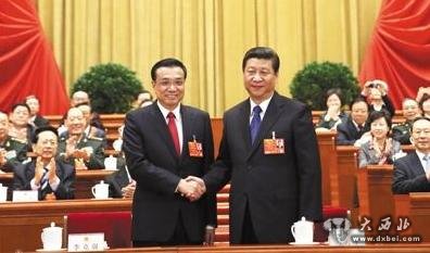 昨日,人大会议投票表决,决定李克强为国务院总理后,习近平和李克强亲切握手。 新华社记者 兰红光 摄