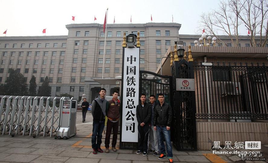 2013年3月17日,北京,中国铁路总公司悄然挂牌。一大早,许多赶到长安街原铁道部大院留影的市民发现,“铁道部”的门牌已经不见了,被中国铁路总公司的牌子取而代之。卓恩森/东方IC