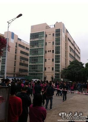 西红柿style 微博称,龙华富士康园区G14栋楼顶3人准备跳楼。