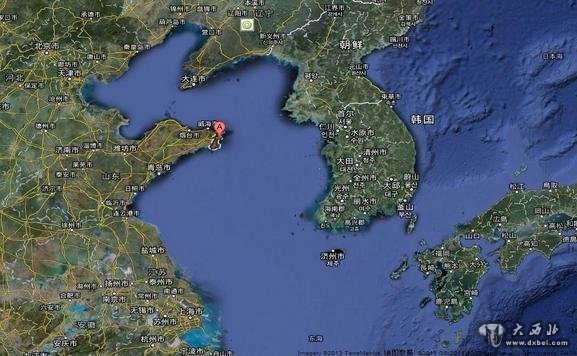 【空军战斗机坠毁地点:荣成海域】山东荣成位于山东半岛最东端,三面环海,海岸线长500公里,与韩日隔海相望,是中国大陆除接壤外的区域中距朝鲜半岛最近的地区。