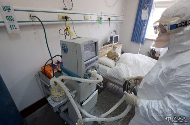 4月3日,山东省青岛市胸科医院,一场应对H7N9禽流感应急演练正在进行。医护人员在ICU中对患者进行救治,使用呼吸机。CFP