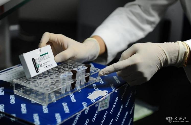 4月3日,广东省广州市,两剂H7N9禽流感病毒试剂抵达广州,每剂试剂可以测试200例病例。图为当天刚从北京空运送达省疾控中心的试剂外壳和内部试剂包装。CFP