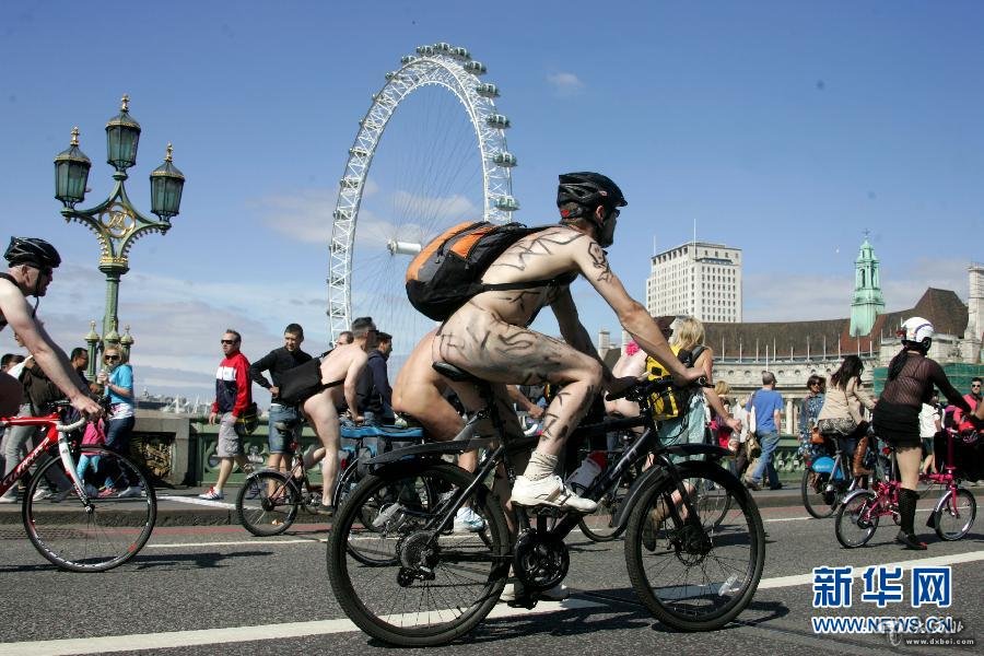 伦敦举办年度千人裸骑活动 天雷滚滚场面壮观