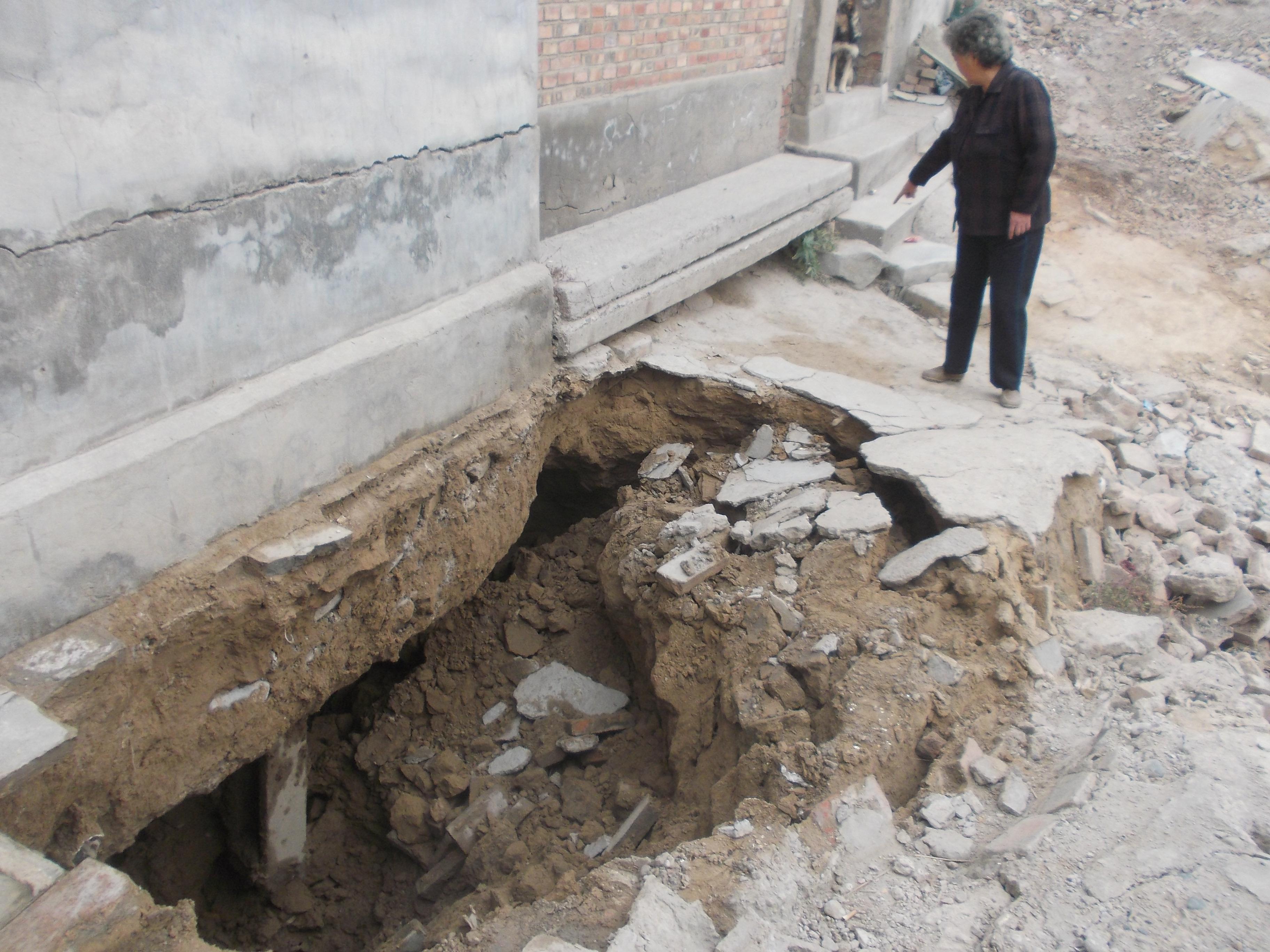 居民门前路塌陷 社区协调速搬迁