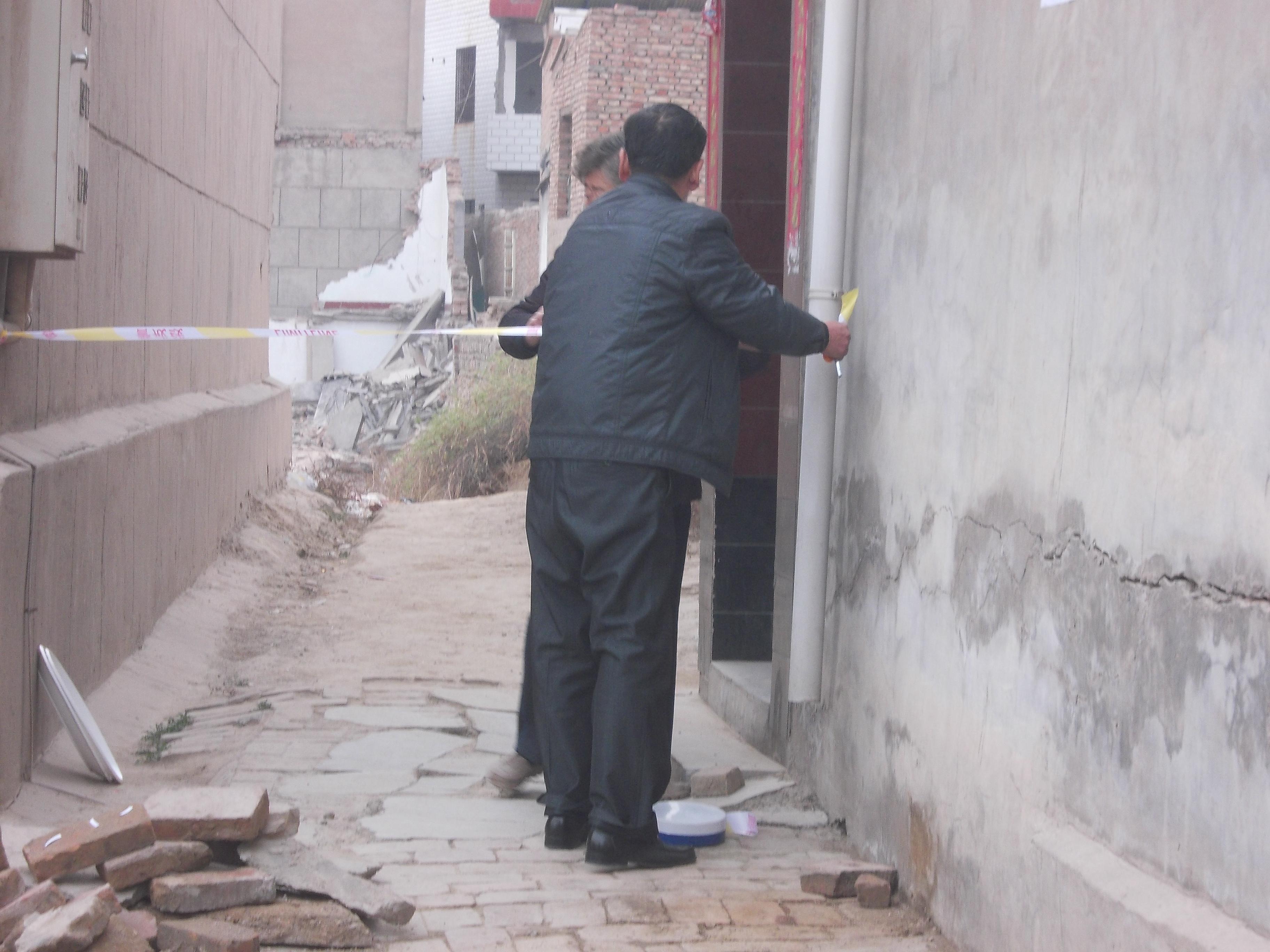 居民门前路塌陷 社区协调速搬迁