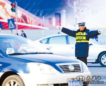 节日期间,兰州交警坚守岗位指挥交通。