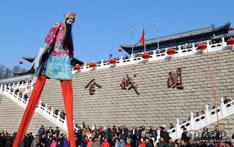 2月1日,在兰州春节文化庙会的开幕式上,一名来自兰州市皋兰县的民间艺人在表演踩高跷。当日是农历大年初二,第十二届兰州春节文化庙会拉开帷幕,该场庙会由非遗项目展示、社火表演、秦腔折子戏专场等系列活动组成,将持续到农历正月十五元宵节。新华社记者 郭刚 摄