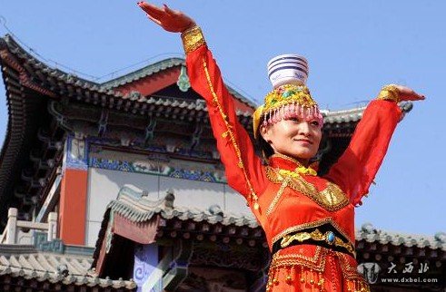 2月1日,在兰州春节文化庙会的开幕式上,一名兰州市歌舞团的演员在表演《顶碗舞》。