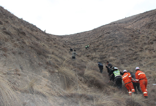 甘肃舟曲:轿车坠崖4人伤亡