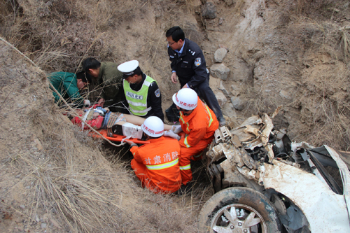 甘肃舟曲:轿车坠崖4人伤亡