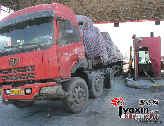 一大货车在新疆乌奎高速因车辆失控撞坏两个收费亭 一大货车在新疆乌奎高速因车辆失控撞坏两个收费亭