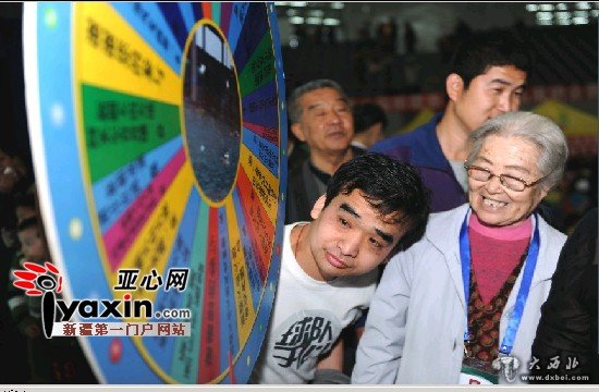 4.2万人次周末逛旅游产品展销会 数百市民抱奖归 4.2万人次周末逛旅游产品展销会 数百市民抱奖归