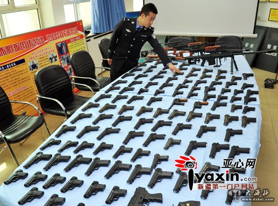 一非法买卖仿真枪窝点被端 其中百余支仿真枪被鉴定为枪支 老板目前已被刑拘 一非法买卖仿真枪窝点被端 其中百余支仿真枪被鉴定为枪支 老板目前已被刑拘