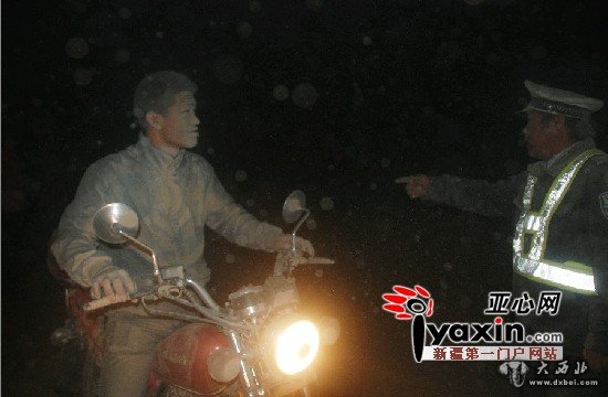 新疆尉犁县遭遇60年不遇特大沙尘暴 大中午白昼如黑夜 新疆尉犁县遭遇60年不遇特大沙尘暴 大中午白昼如黑夜