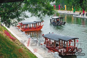 画舫游弋碧波漾