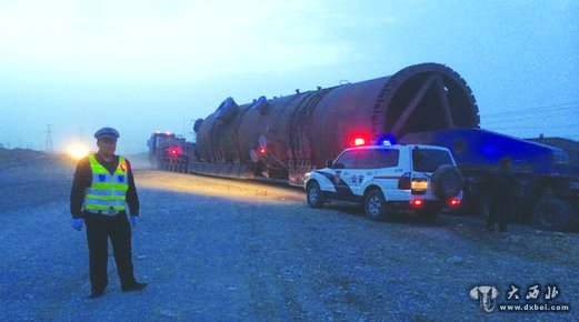 乌鲁木齐一52米“巨无霸”爬行高速 乌鲁木齐一52米“巨无霸”爬行高速