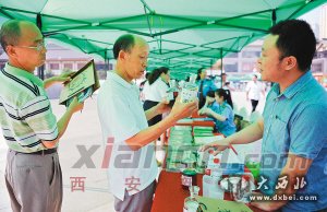 宣传周现场,市民学习分辨优劣粮油制品