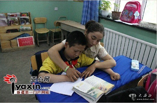 姐姐弃学背伤残弟弟上学 弟弟说等好了会照顾姐一辈子 姐姐弃学背伤残弟弟上学 弟弟说等好了会照顾姐一辈子