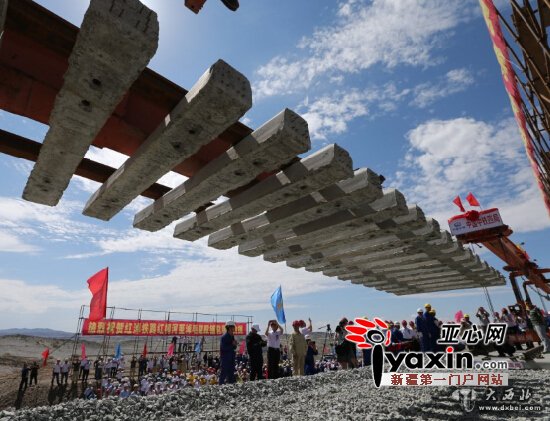 全国最长民资铁路铺轨连通 工程列车可直接从哈密淖毛湖开至甘肃红柳河 全国最长民资铁路铺轨连通 工程列车可直接从哈密淖毛湖开至甘肃红柳河