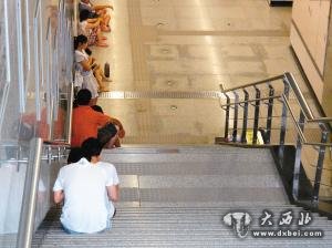 民工地铁纳凉 网友:对蹭凉族应多些关怀理解