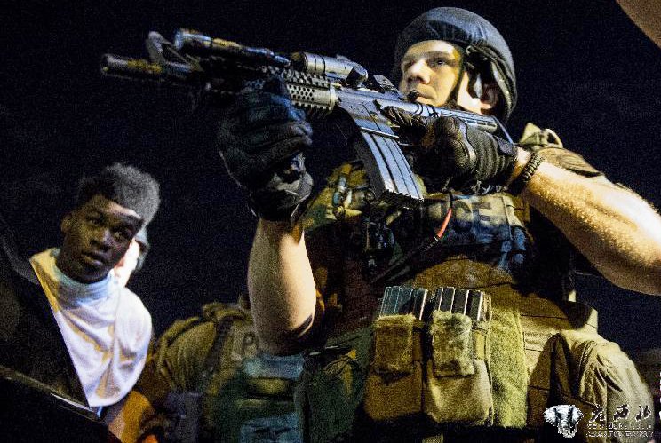 弗格森街头抗议升级 警察持枪逮捕抗议者