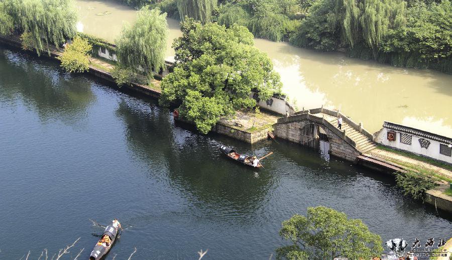 浙江绍兴东湖景区再现“阴阳河” 