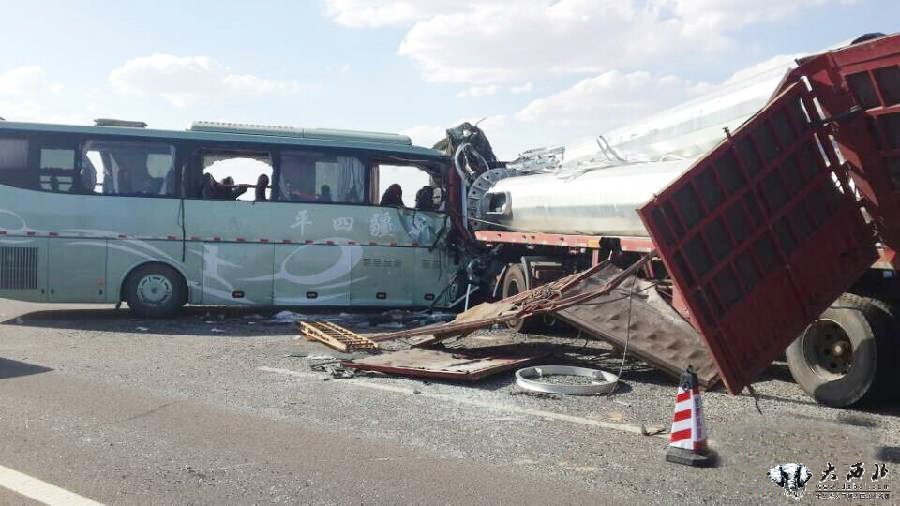 新疆一大客车在酒泉瓜州发生车祸致15死48伤