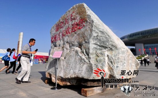 修了三年路压坏三辆车运回“昆仑玉王” 50吨玉石叫价5000万 修了三年路压坏三辆车运回“昆仑玉王” 50吨玉石叫价5000万