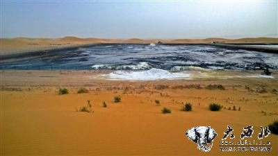 8月31日，记者在阿拉善左旗额里斯镇的腾格里沙漠行进了大约一小时后，看到了包围在沙漠深处的污水池，浓烈得几乎令人窒息的刺鼻气味扑面而来。