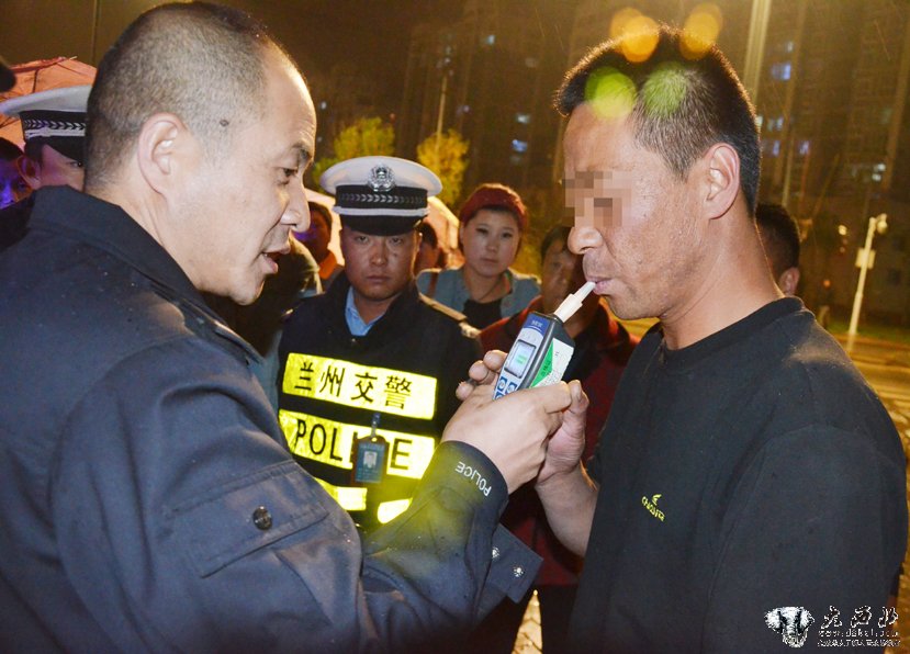 兰州500交警夜查酒驾飙车