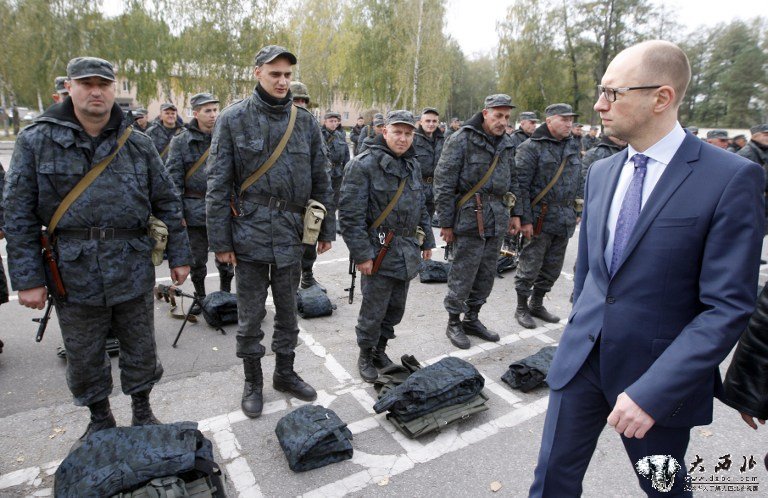 乌克兰总理检阅携冬装赶赴东部士兵