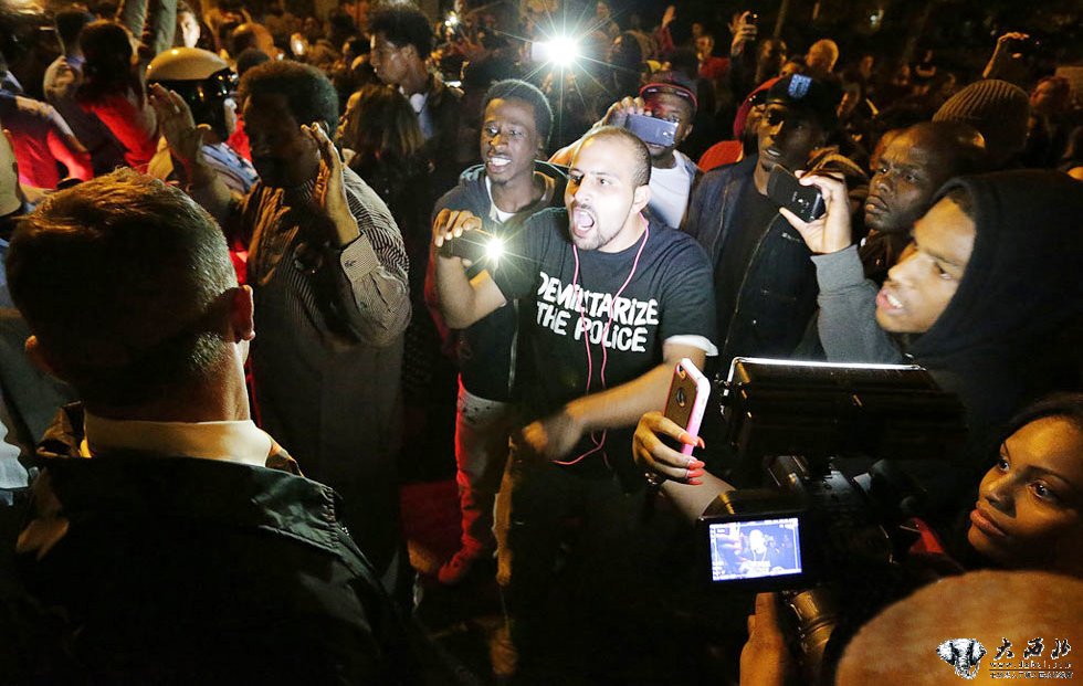美国再次发生白人警察枪杀黑人青年事件 引发民众抗议