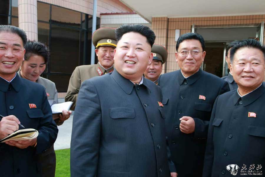 金正恩拄拐杖视察科学家休养所 笑容满面精神奕奕