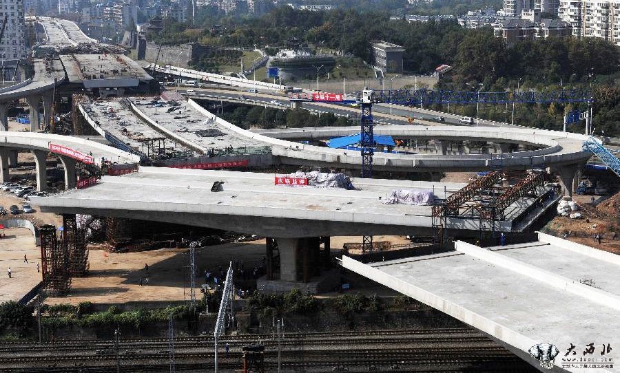 武汉：万吨大桥成功“转体”跨越京广铁路 