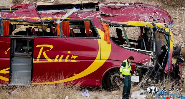 西班牙载50人车辆从堤坝侧翻 致12死38伤