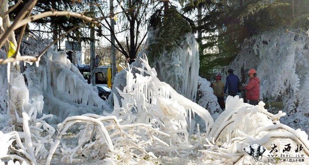 北京一水管发生爆裂 形成近300平米冰挂景观