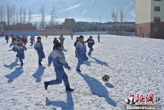新疆小学生零下10度中享受雪地足球乐趣(图)