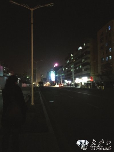 老巷路灯黑居民夜里不敢出门 新街路灯暗学生清晨手电上学