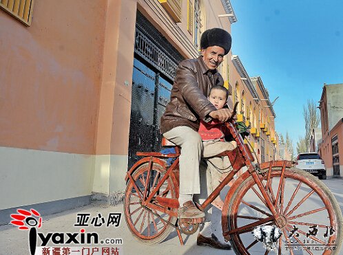 新疆喀什木匠六年时间用核桃木造了辆“敞篷车” 新疆喀什木匠六年时间用核桃木造了辆“敞篷车”