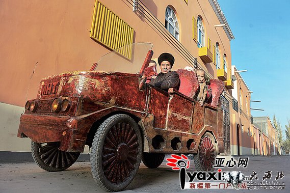 新疆喀什木匠六年时间用核桃木造了辆“敞篷车” 新疆喀什木匠六年时间用核桃木造了辆“敞篷车”