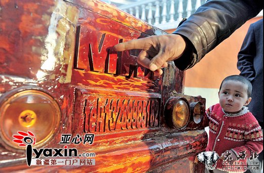 新疆喀什木匠六年时间用核桃木造了辆“敞篷车” 新疆喀什木匠六年时间用核桃木造了辆“敞篷车”