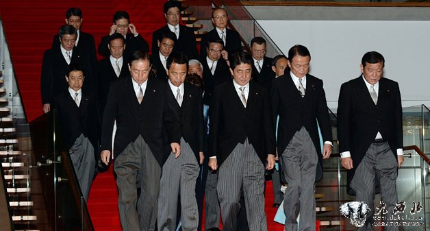 日本首相安倍晋三组建新内阁